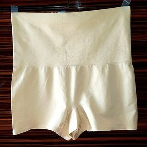 Shapewear / tummy control panties